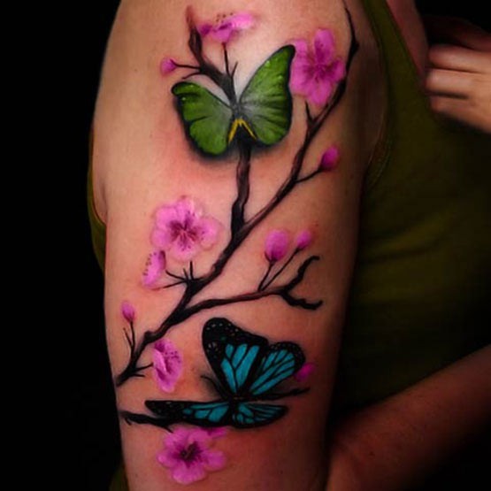 Tatuaje en el brazo, ramita de sakura con mariposas brillantes