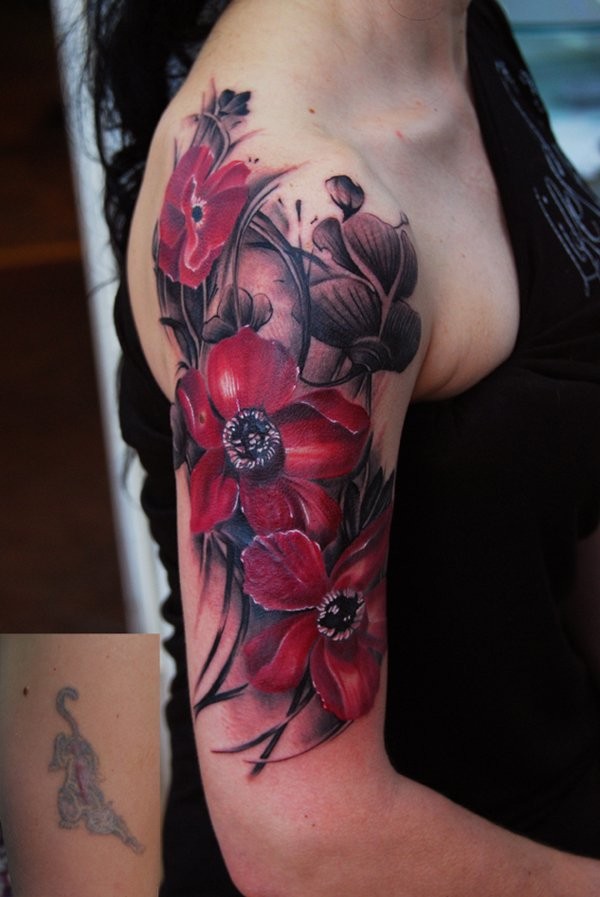 bellissimi fiori rossi tatuaggio a mezza manica