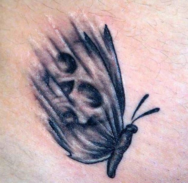 Tatuaje  de mariposa con silueta de cráneo