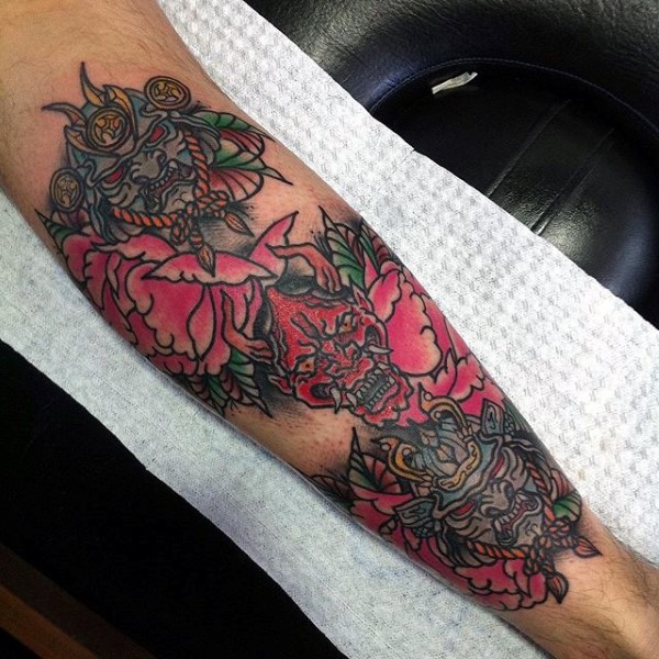 Tatuaje en la pierna, demonio asiático con flores y máscaras de samuráis