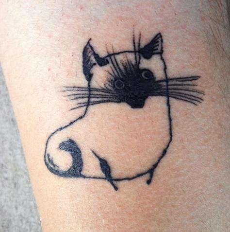 Tinta de tinta preta descuidadamente pintada de gato engraçado