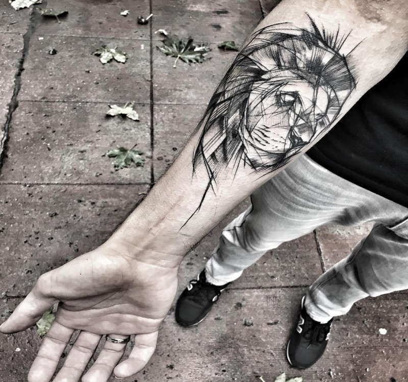 Descuidadamente pintado por Inez Janiak tatuaje de antebrazo de cabeza de león