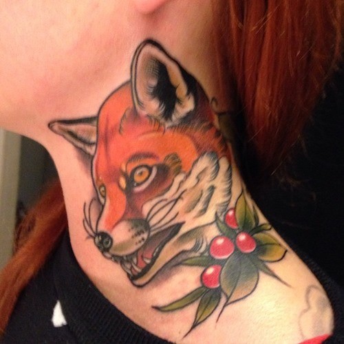 Cartoonisches 3D farbiges Fuchs Tattoo am Hals mit roten Beeren