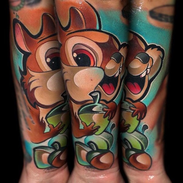 Cartoonisches farbiges lustiges Eichhörnchen Tattoo am Unterarm mit Eicheln