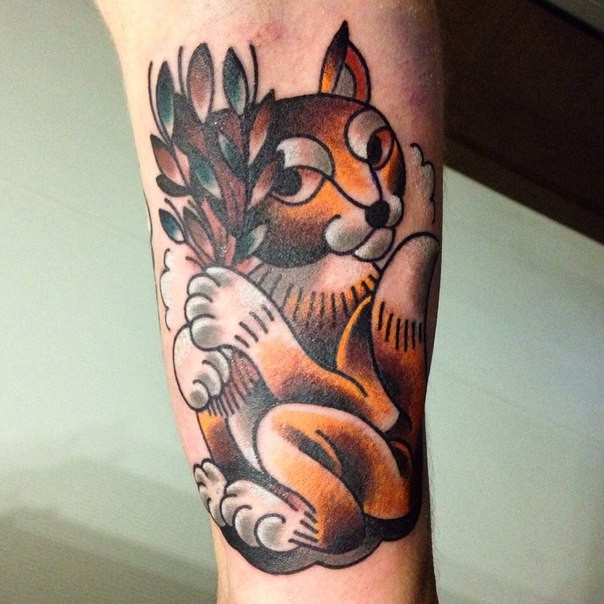 cartone animato inchiostro colorato scoiattolo  tatuaggio su braccio