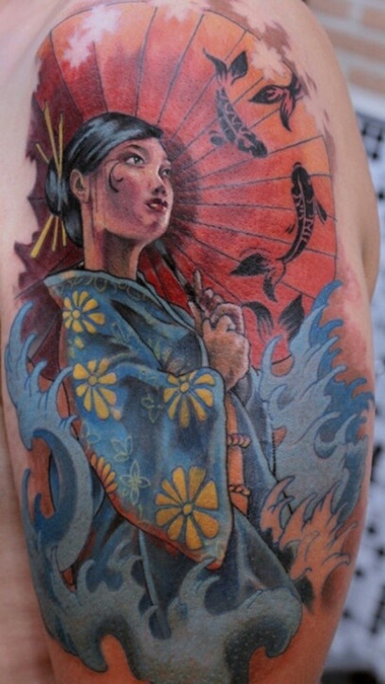Tatuaje en el brazo,
geisha asiática con paraguas y olas