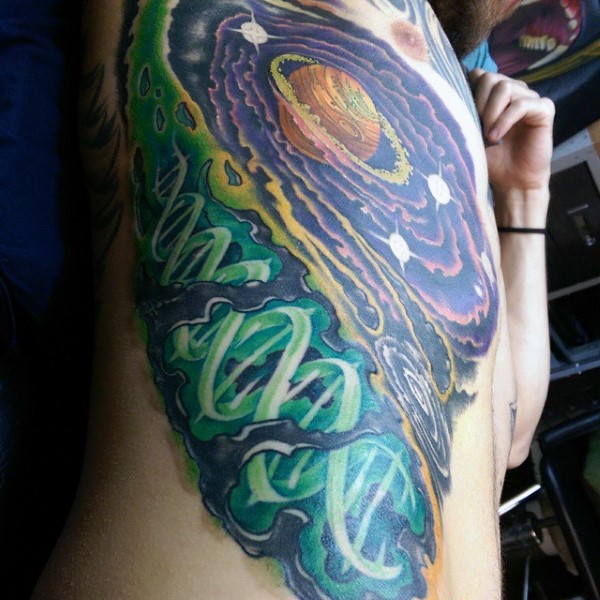 Tatuaje en el costado, cosmos grande divino con ADN verde