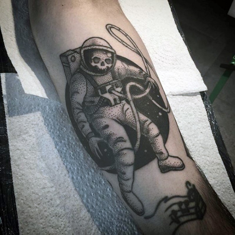 cartone animato astronauta nero e bianco spazio profondo tatuaggio su gamba