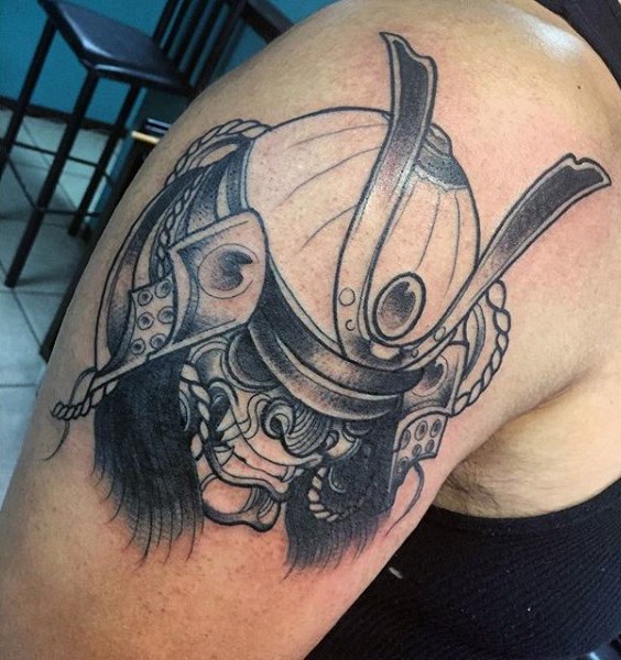 Cartoonisches schwarzes und weißes detailliertes Schulter Tattoo mit Samuraimaske