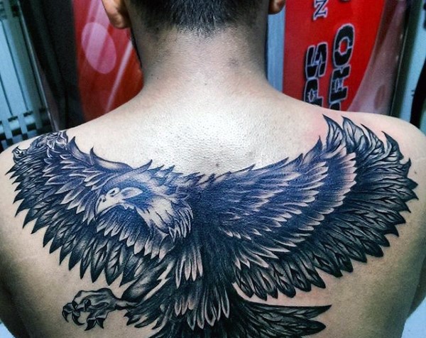 cartone animato nero e bianco dettagliato aquila tatuaggio su parte superiore della schiena
