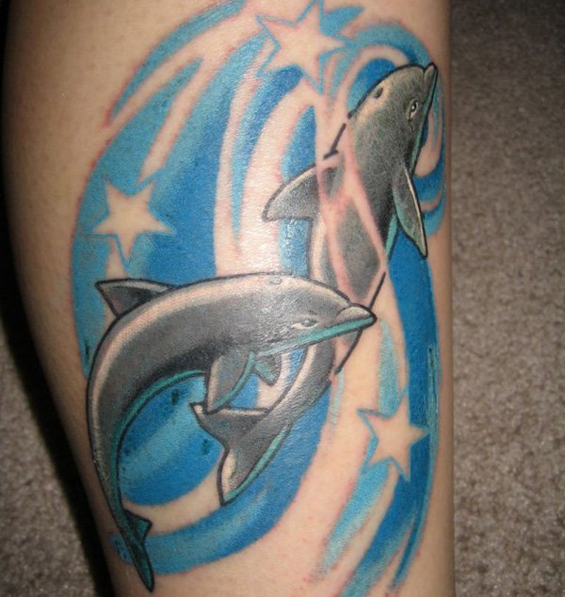 cartone animato colorato due grandi delfini con stelle tatuaggio su gammba
