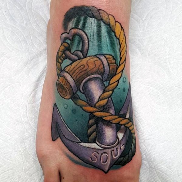 Tatuaje en el pie, ancla con cuerda en el fondo marino