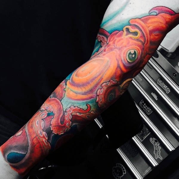 Cartoonischer farbiger detaillierter Tintenfisch Tattoo am Ärmel