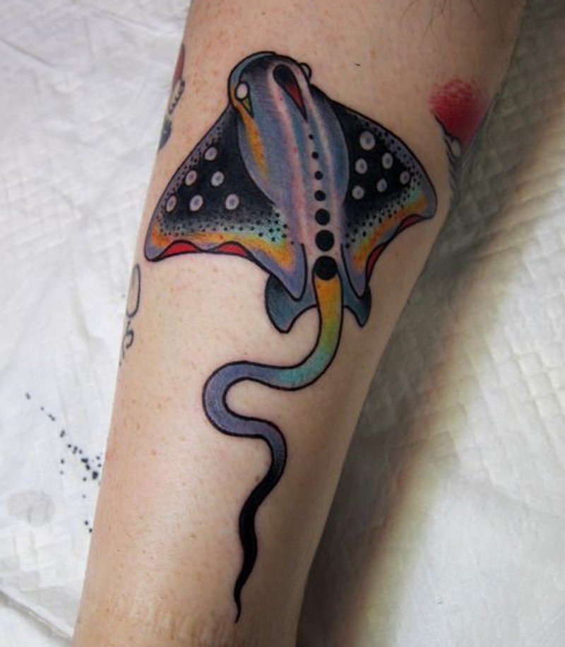Cartoonisches farbiges Bein Tattoo von kleinem Rochen