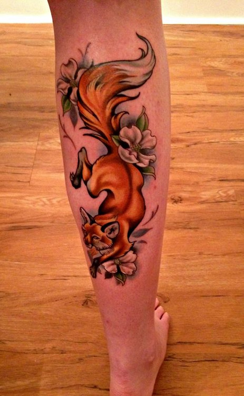 cartone animato colorato piccola volpe con fiore tatuaggiosu gamba