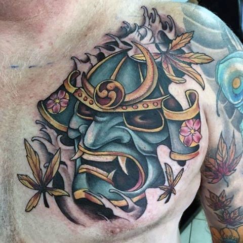 Tatuaje en el pecho, 
 cabeza de samurái interesante de varios colores