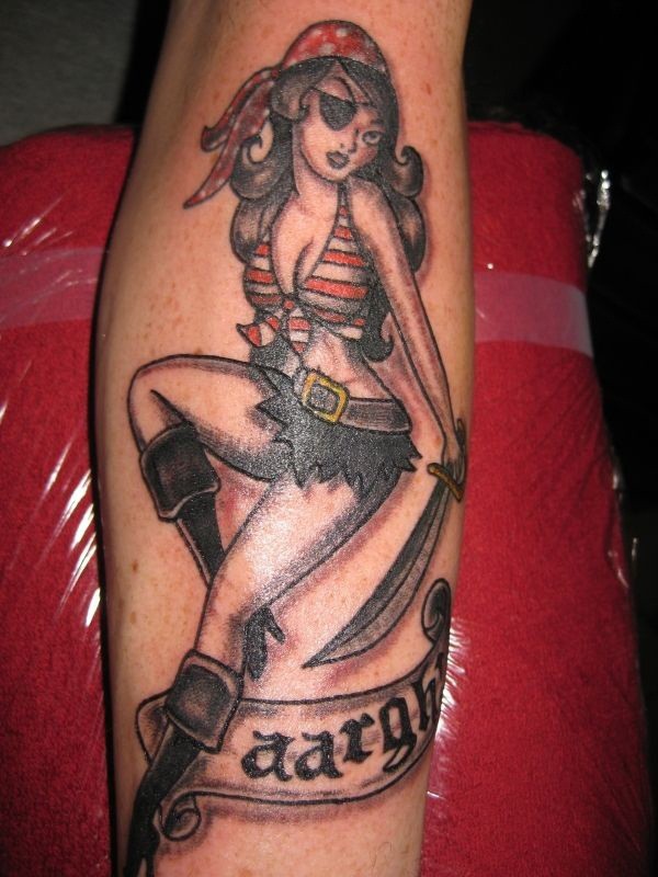 cartone animato colorato seducente donna pirata sexy tatuaggio su braccio