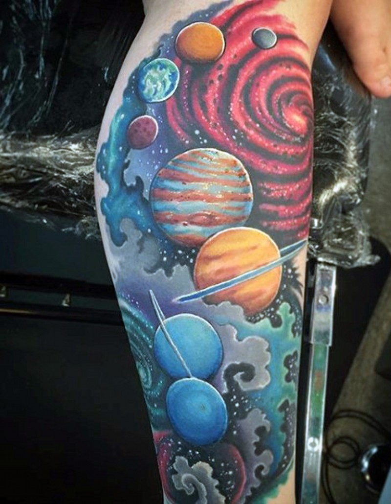 cartone animato colorato sistema solare tatuaggio su gamba