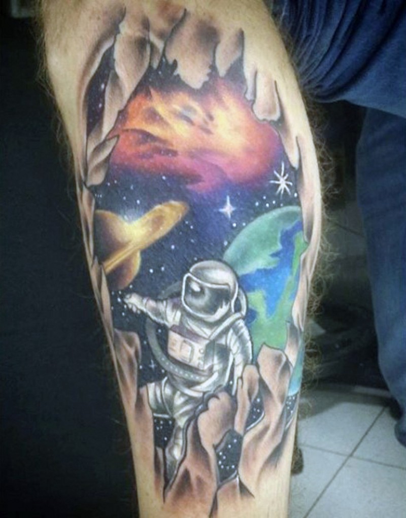 Cartoonischer und farbiger kleiner Raumfahrer und Planeten Tattoo am Bein