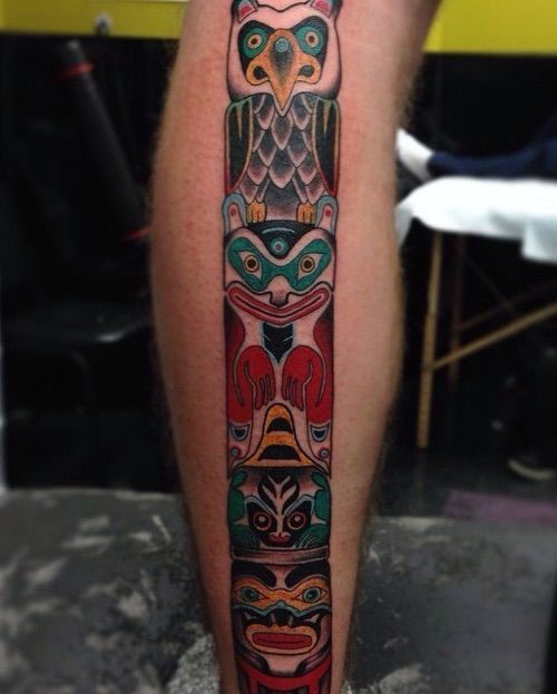 Tatuaje en la pierna, tótem espléndido multicolor