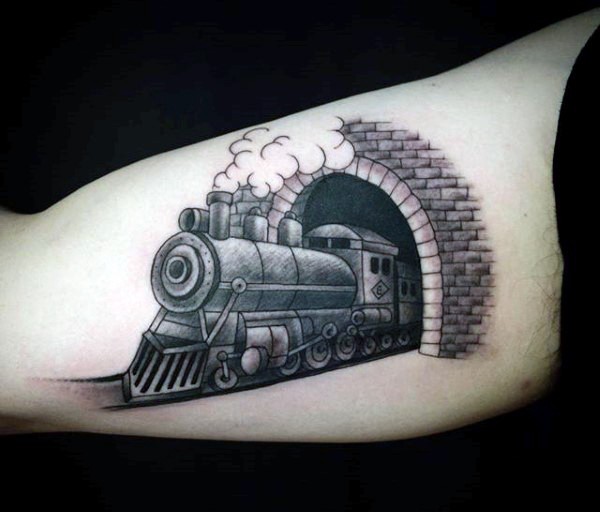 Cartoonischer schön gemalter schwarzer und weißer alter Zug in einem Tunnel Tattoo am Arm