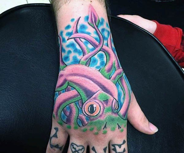Cartoonischer pinkfarbener kleiner Tintenfisch Tattoo an der Hand