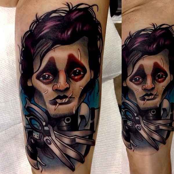 Cartoon Stil farbiges Arm Tattoo von Edward mit den Scheren