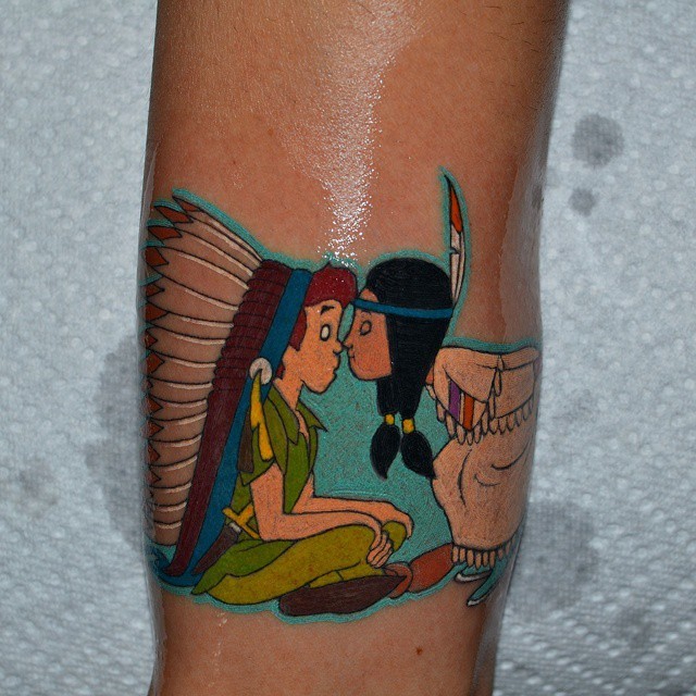 Cartoon Stil farbiges Arm Tattoo mit indianischem Mädchen und Peter Pan