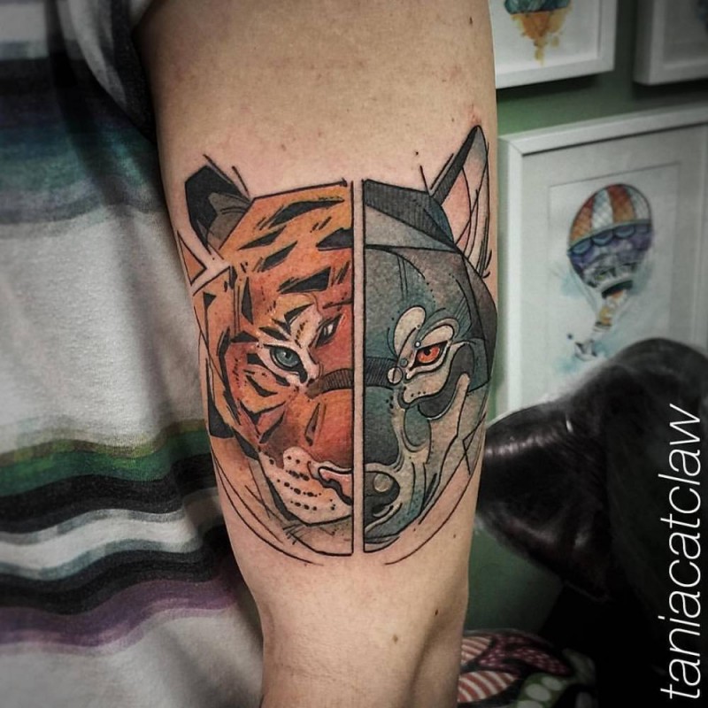 Tatuagem de bíceps colorido estilo cartoon de cabeças separadas de lobo e tigre