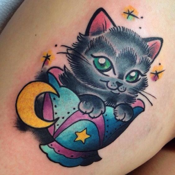 Estilo cartoon colorido para meninas tatuagem de gato com Copa e lua