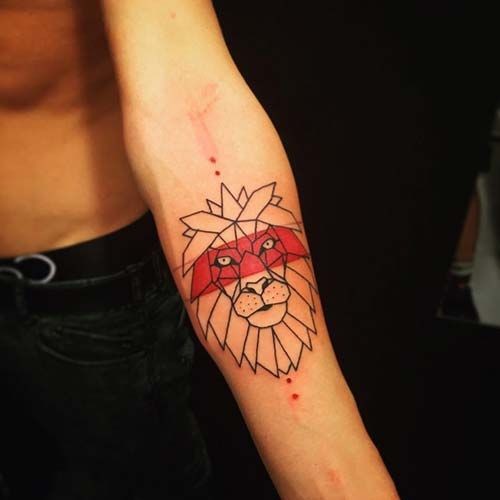 Tatuaggio avambraccio colorato con testa di leone in stile cartoon con la linea rossa