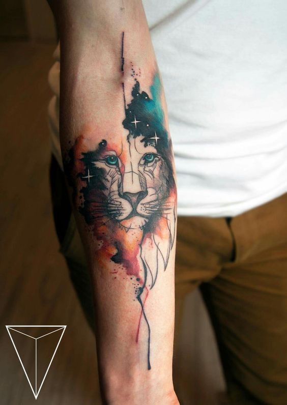 Tatuaje de antebrazo de color de estilo de dibujos animados de cara de león con estrellas