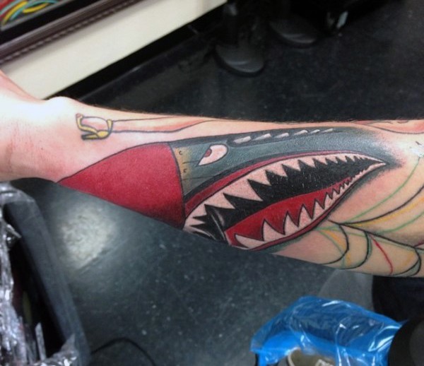 Cartoon Stil farbiges Unterarm Tattoo von großem Hai