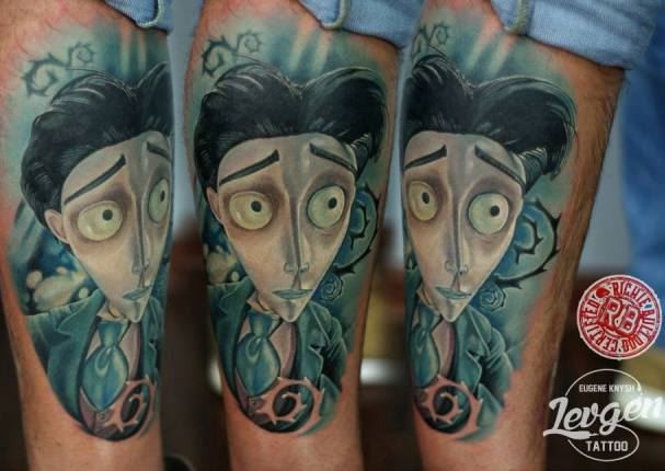 Cartoon Stil lustiges gefärbtes Mannes Porträt Tattoo am Bein