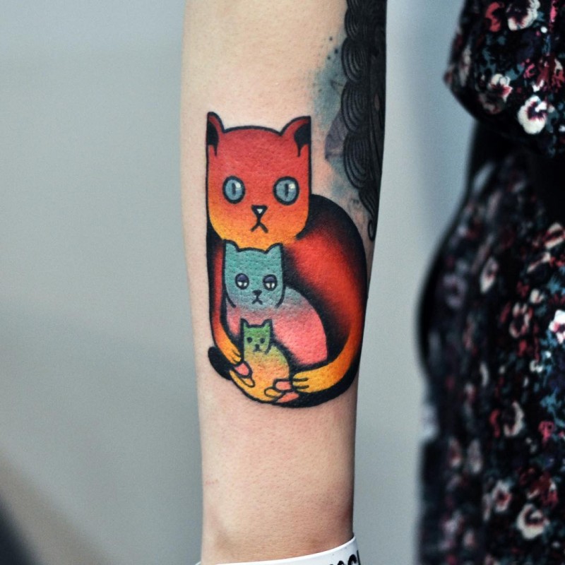 Tatuagem de perna colorida estilo cartoon pintada por David Cote da família de gatos
