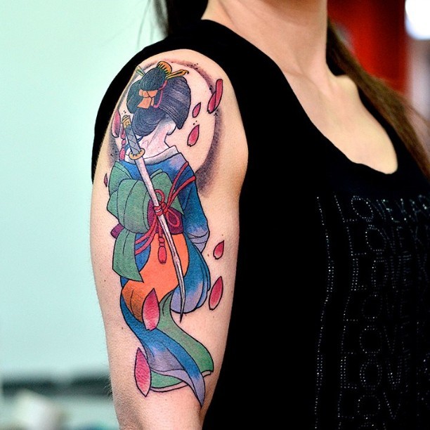 Tatuaje en el brazo,
geisha elegante con espada larga