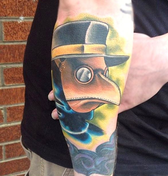 Tatuagem colorida do doutor da peste do estilo dos desenhos animados no braço