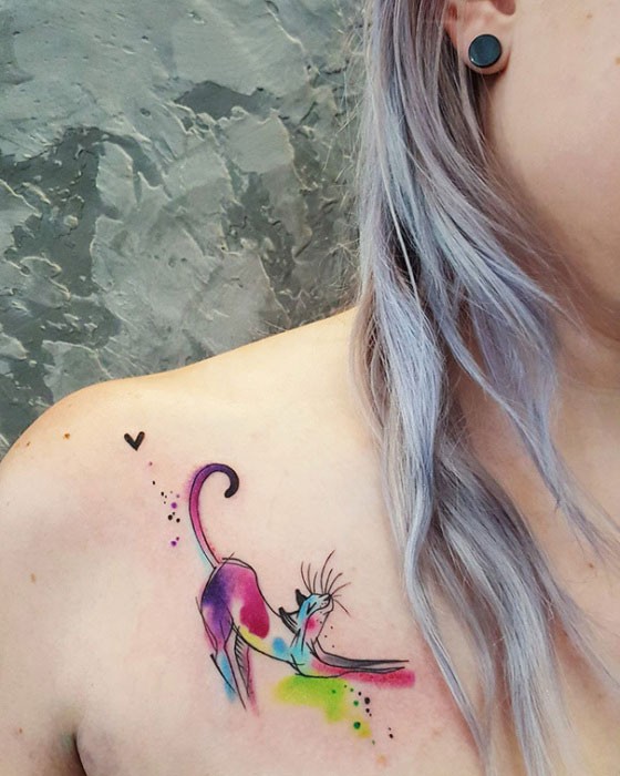 Tatuagem escapular colorida estilo cartoon para menina com borboleta