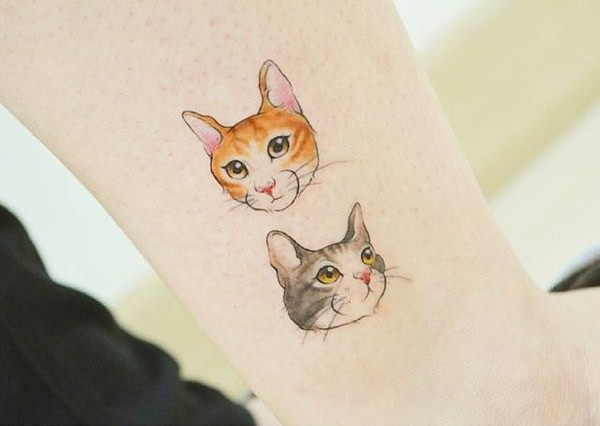 Tatuagem colorida estilo cartoon de retratos de gatos