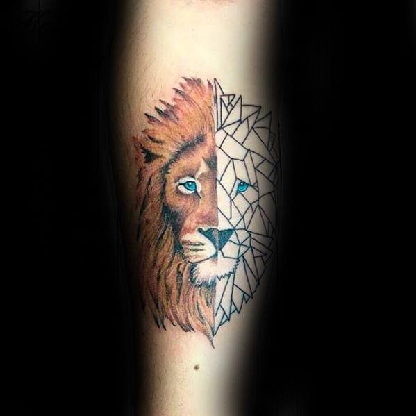 Tatuaggio colorato in stile cartone animato di testa di leone con occhi blu