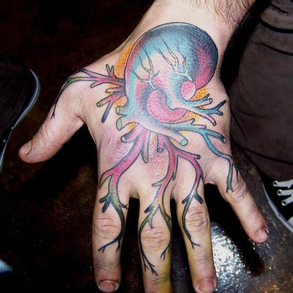 Cartoon Stil gemaltes und gefärbtes menschliches Herz Tattoo mit Wurzeln auf der Hand