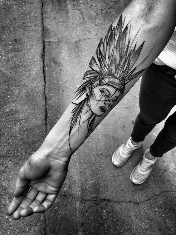 Stile cartoon dipinto da Inez Janiak tatuaggio avambraccio indiano donna con elmo