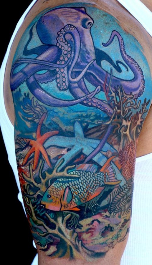 Tatuaje en el brazo, pulpo con  plantas submarinas pintorescas