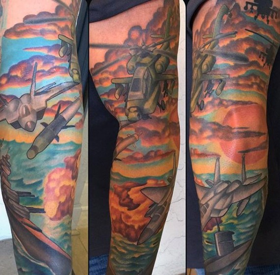 Tatuaje en el brazo, aviación de asalto a puesta del sol