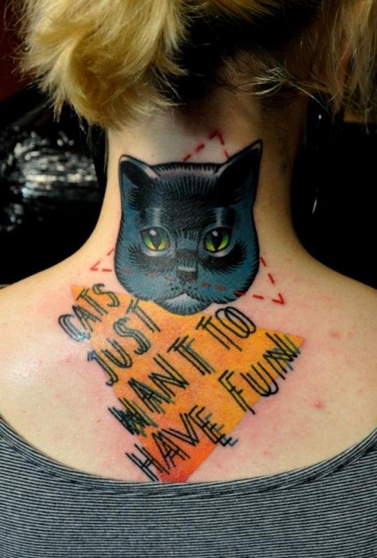 Tatuaje en el cuello, gato negro con triángulos y inscripción