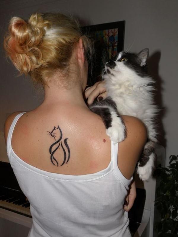 Tatuagem em forma de tinta preta na parte superior do gato