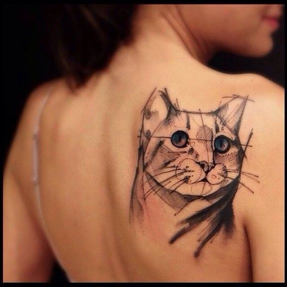 Tatuaje de un gato con lineas geométricas por Victor Montaghini.