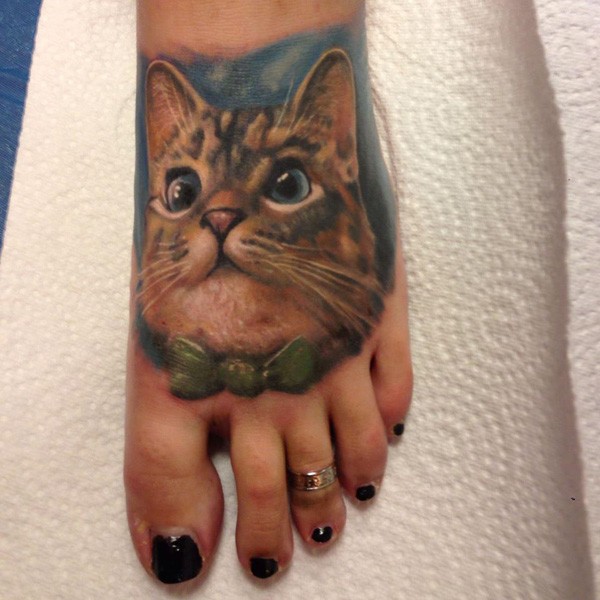 Tatuaggio realistico sulla gamba il gatto