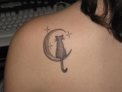 Tatuaje en el hombro, gato en la luna, estrellas - Tattooimages.biz