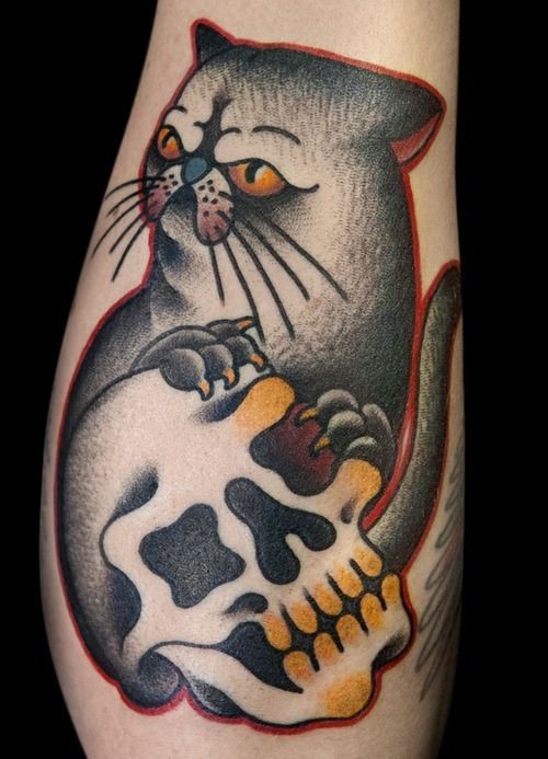 Tatuaggio stilizzato sulla gamba il gatto con il teschio